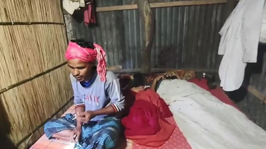 ঘুমন্ত বাবাকে হত্যা করে মরদেহের পাশে সিগারেট জ্বালায় ছেলে